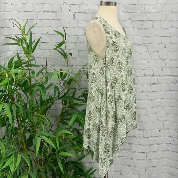 🎉Painted Threads Green & White Pattern Tank - Picture 2 of 6